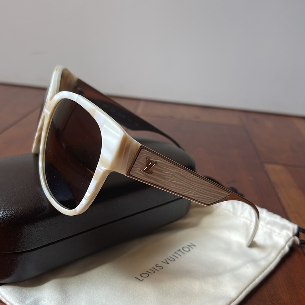 LV Round Sunglasses - Picture 6 of 10